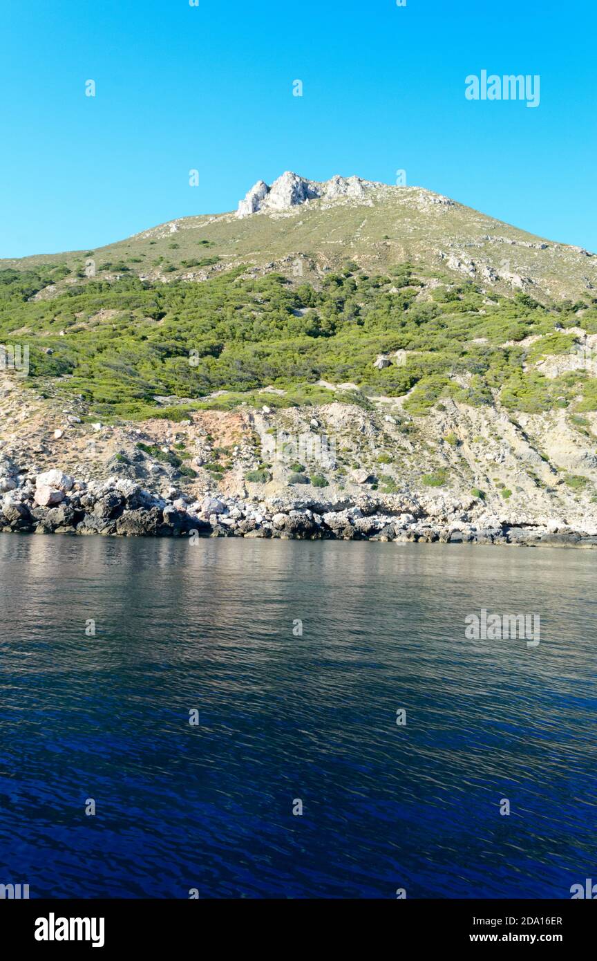 Détail de la côte rocheuse fragmentée de l'île Marettimo, une réserve naturelle maritime protégée au milieu de la mer Méditerranée en Italie Banque D'Images