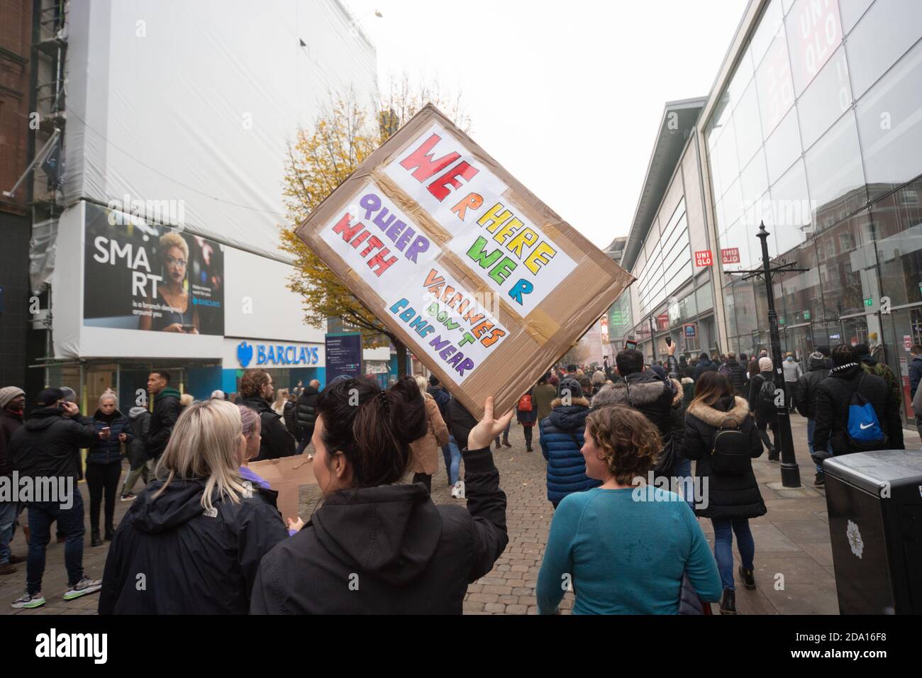 Manifestation anti-confinement de Manchester 08-11-2020, les manifestants tiennent un panneau indiquant que nous sommes ici, nous R queer, avec des vaccins n'arrivent pas près Banque D'Images