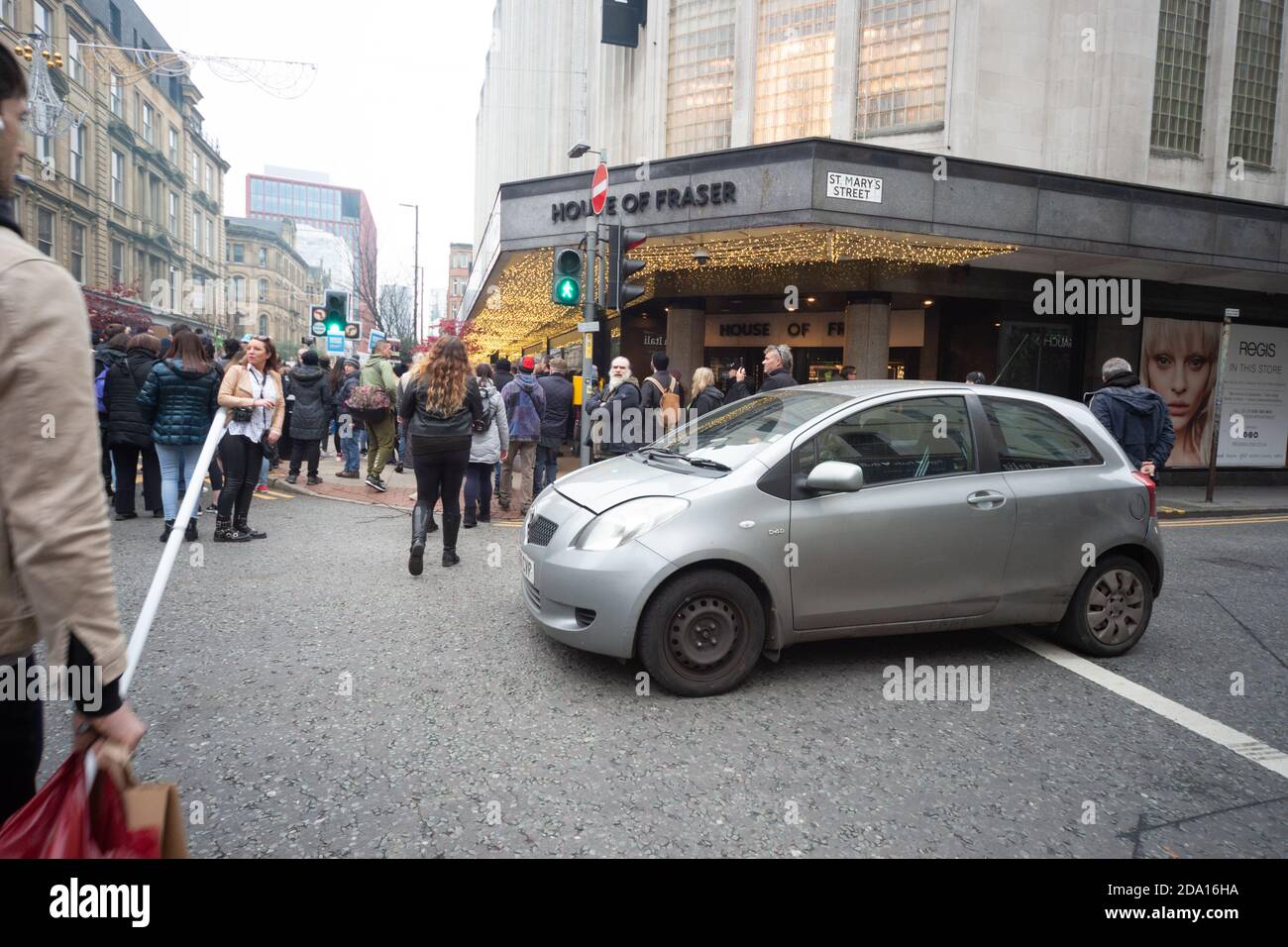 Une voiture sur la rue St Mary's Street, Manchester, est incapable de progresser en raison des manifestants dans la rue 08-11-2020 lors de la manifestation anti-verrouillage Banque D'Images