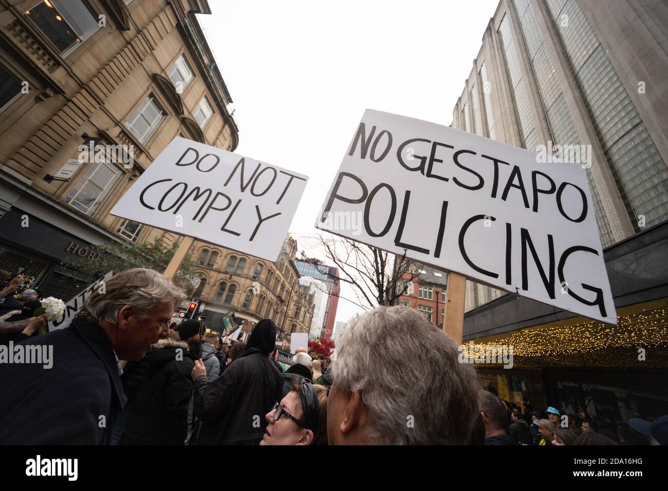 Ne pas se conformer, pas de panneaux de police de gestapo, placards, piquetage tenu à Manchester de protestation anti-verrouillage 08-11-2020 Banque D'Images