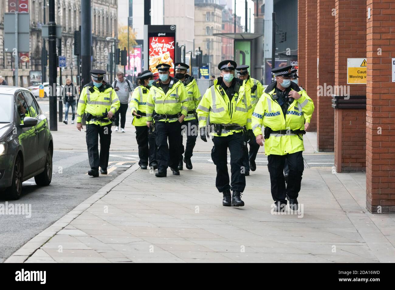 Les policiers portant des masques dans les rues de Manchester 08-11-2020 8 novembre 2020 lors des manifestations anti-verrouillage le dimanche souvenir. Banque D'Images