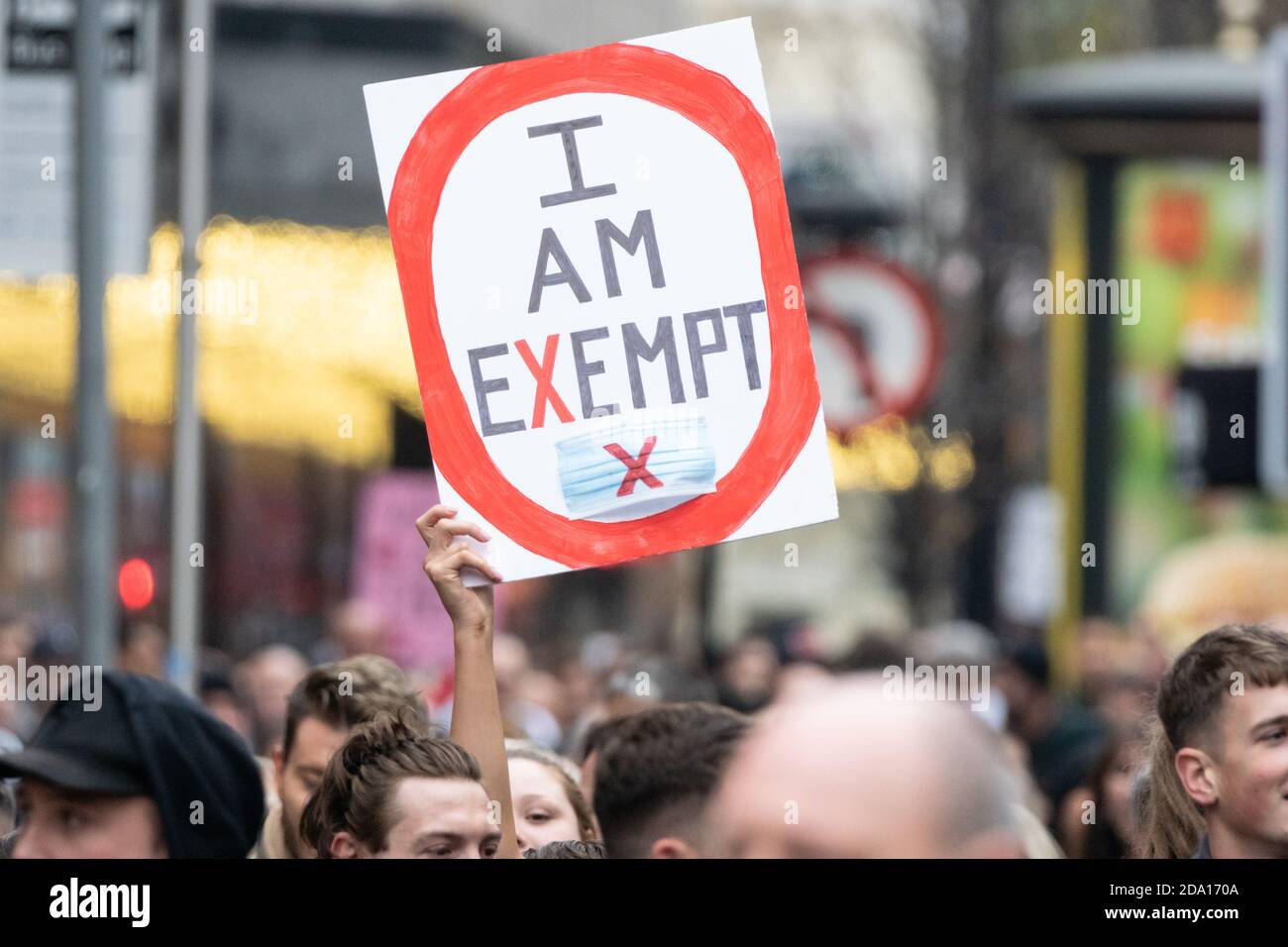 Manchester 08-11-2020, un manifestant tient l'affiche Je suis exonéré au-dessus de la foule, en référence à l'exemption de porter un masque, Covid, Covid-19, Angleterre, Royaume-Uni Banque D'Images