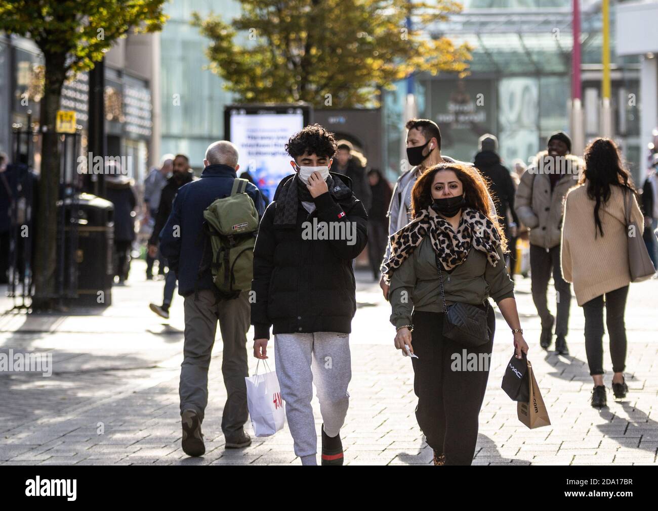 Une mère et un fils marchent au milieu d'une foule sur Birmingham High Street avant l'entrée en place du confinement d'un mois, le 2020 novembre Banque D'Images