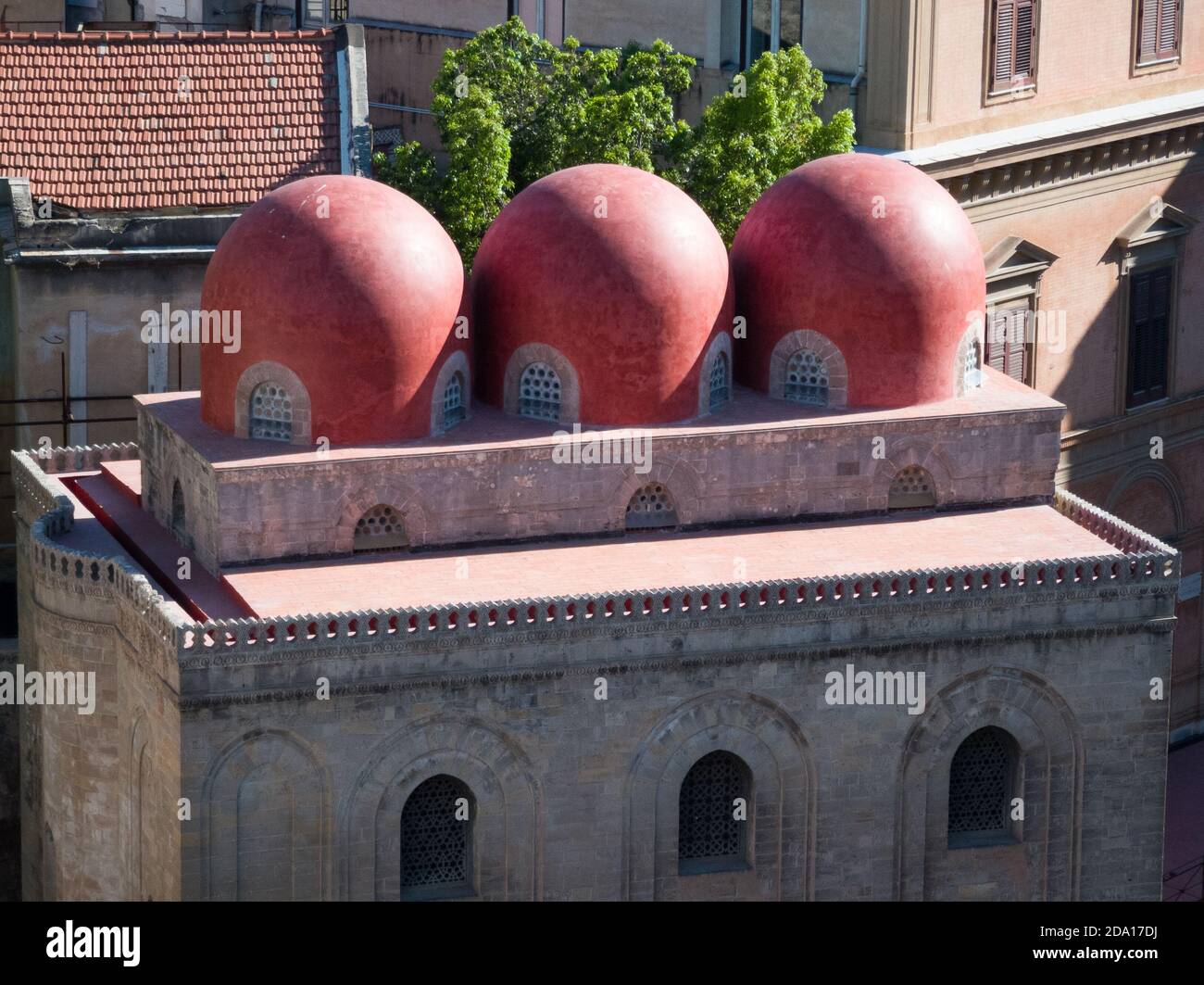 Palerme, Italie, juillet 2020. Détail de l'église San Cataldo avec ses trois dômes rouges dans le style arabe normand Banque D'Images