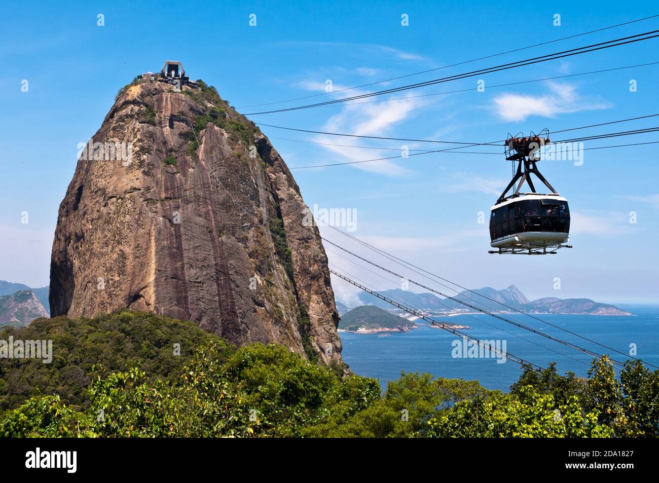 Montagne de Sugarloaf avec le téléphérique à Rio de Janeiro, Brésil Banque D'Images