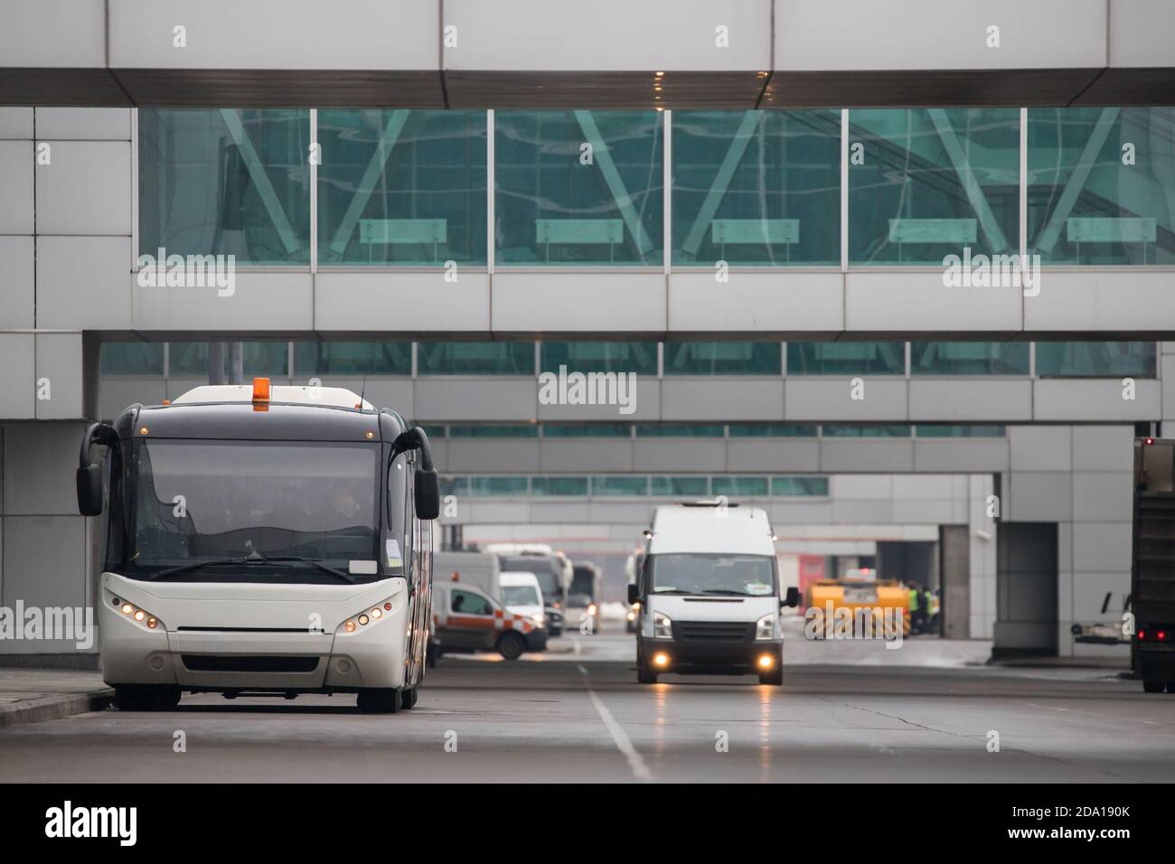 Autobus aéroterrain en passant par l'aéroport, vue de face/navette pour le transport des passagers au terminal de l'aéroport/services aéronautiques, transpo Banque D'Images