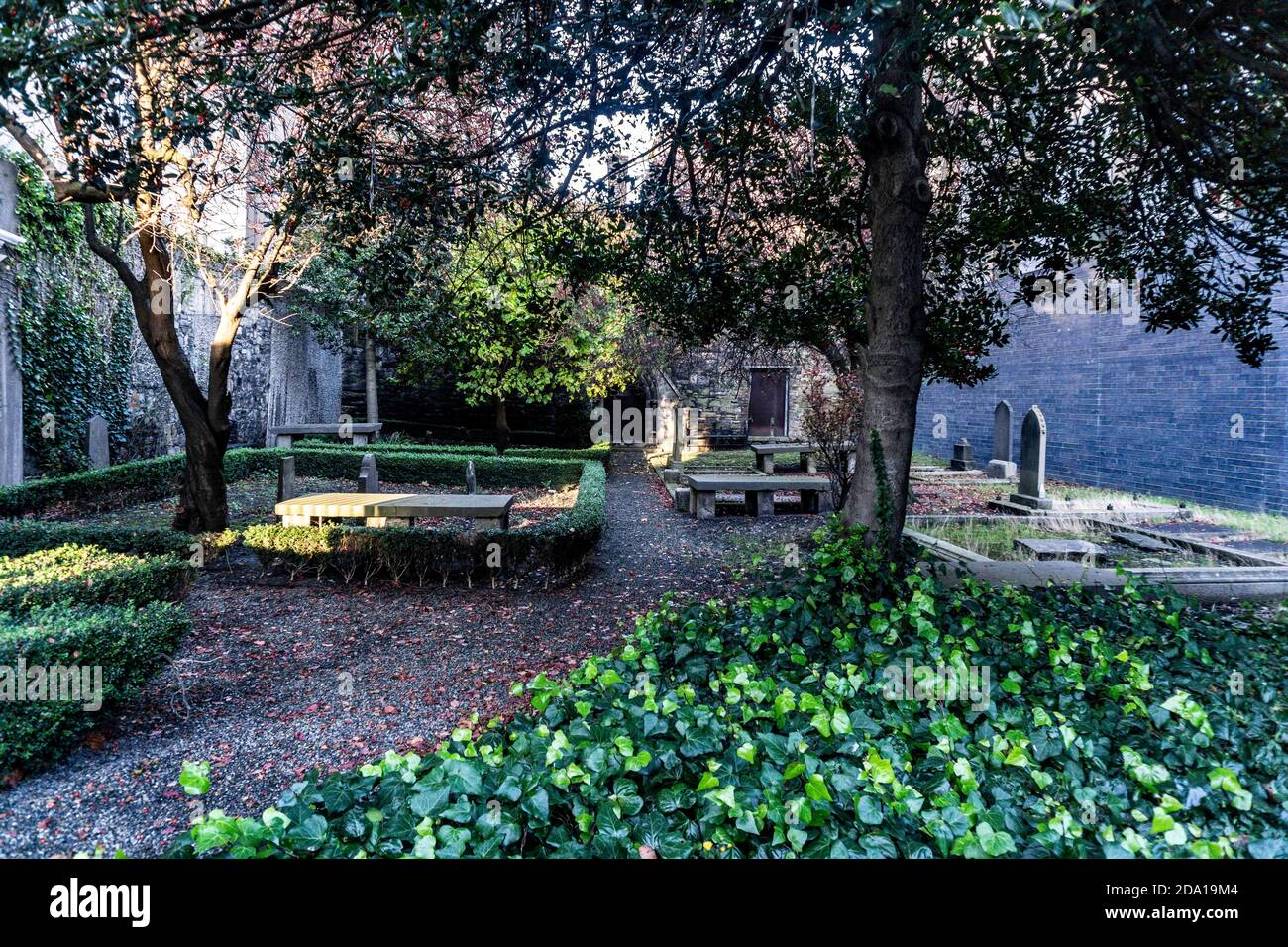 Le cimetière Huguenot de Merrion Row à Dublin, en Irlande. Les descendants de ceux qui ont fui la France après l'édit de Nantes sont enterrés ici. Banque D'Images