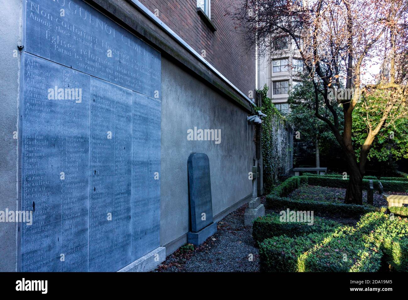 Le cimetière Huguenot de Merrion Row à Dublin, en Irlande. À gauche, les noms de 239 descendants de ceux qui ont fui la France après l'édit de Nantes. Banque D'Images
