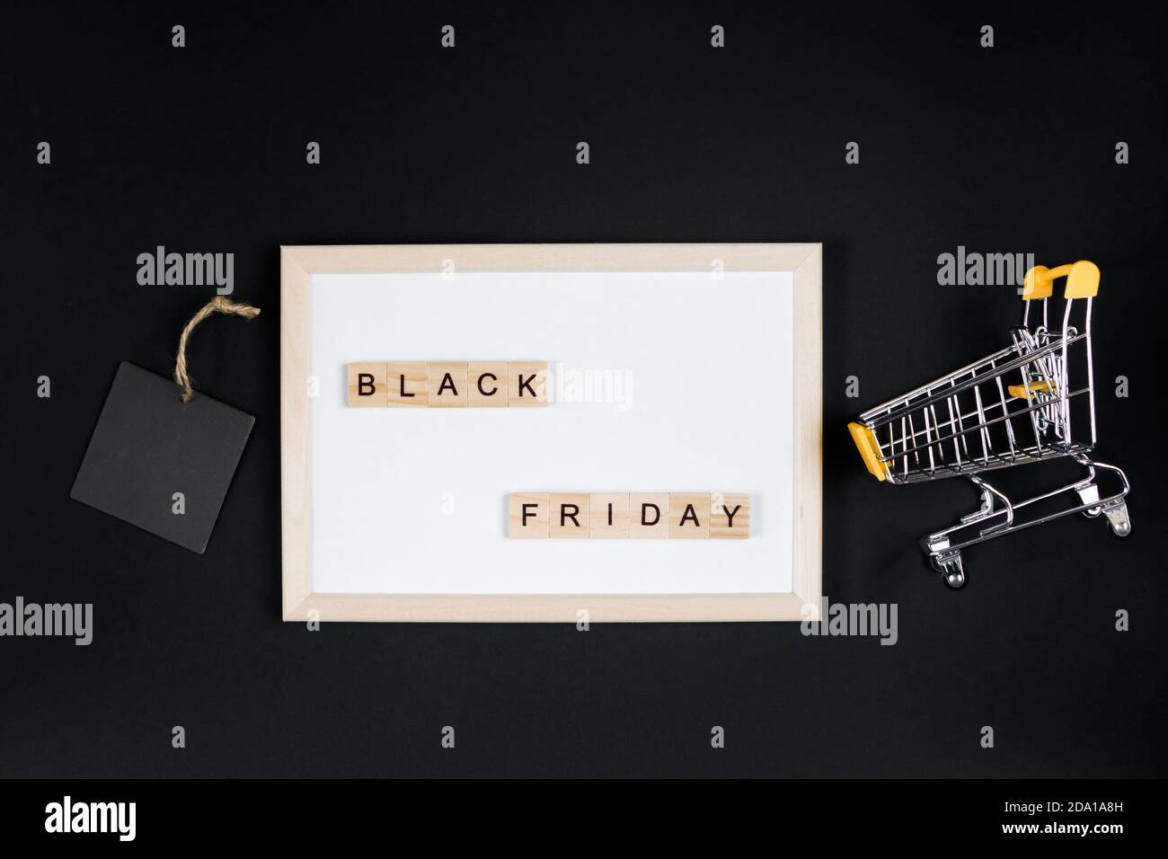 Solde du Vendredi fou. Mini panier dans le cadre sur fond noir. Banque D'Images