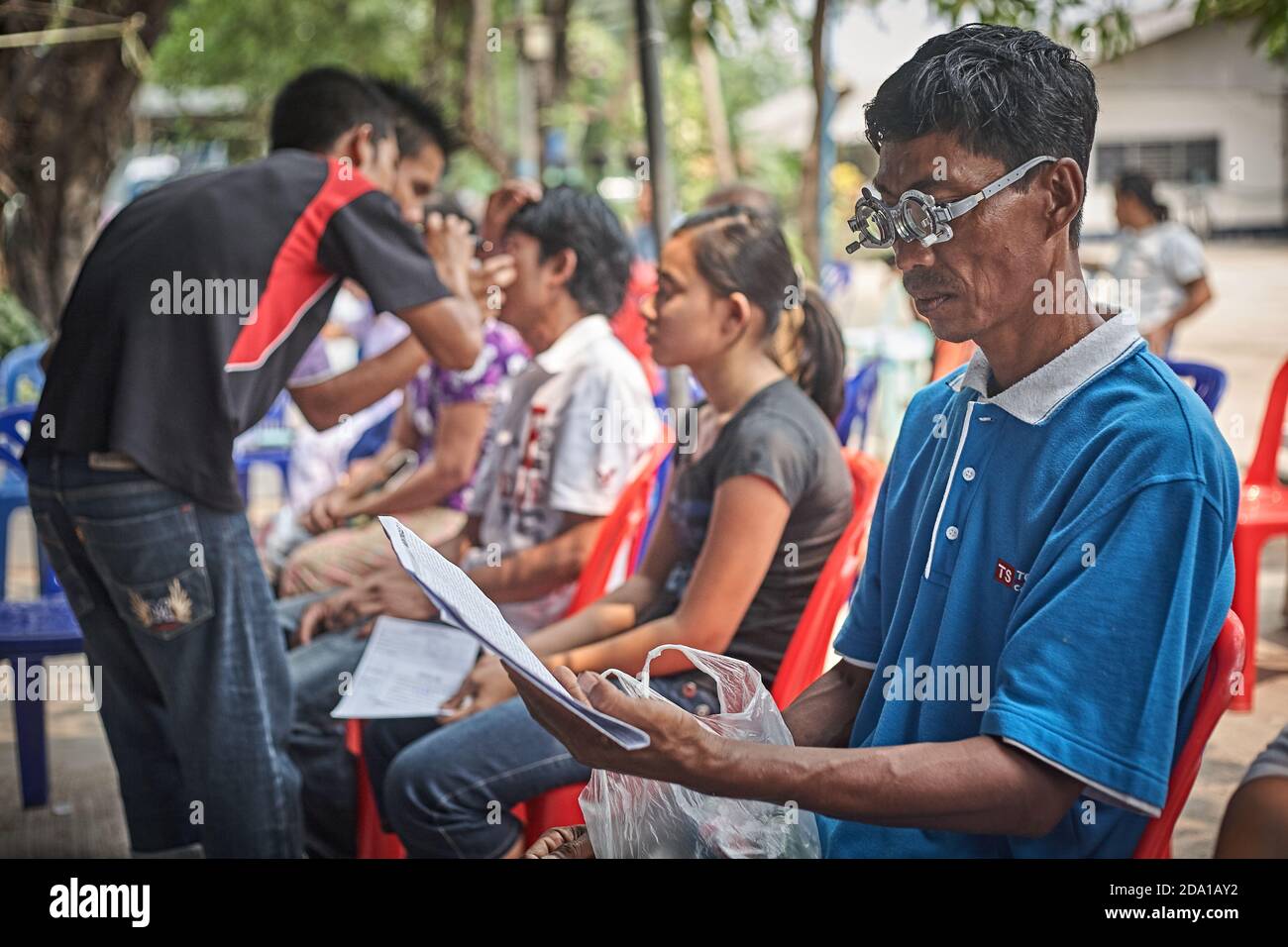 Mae SOT, Thaïlande. Avril 2012. Un homme effectue un test visuel à la clinique Mae Tao qui fournit une assistance médicale aux réfugiés du Myanmar. Banque D'Images