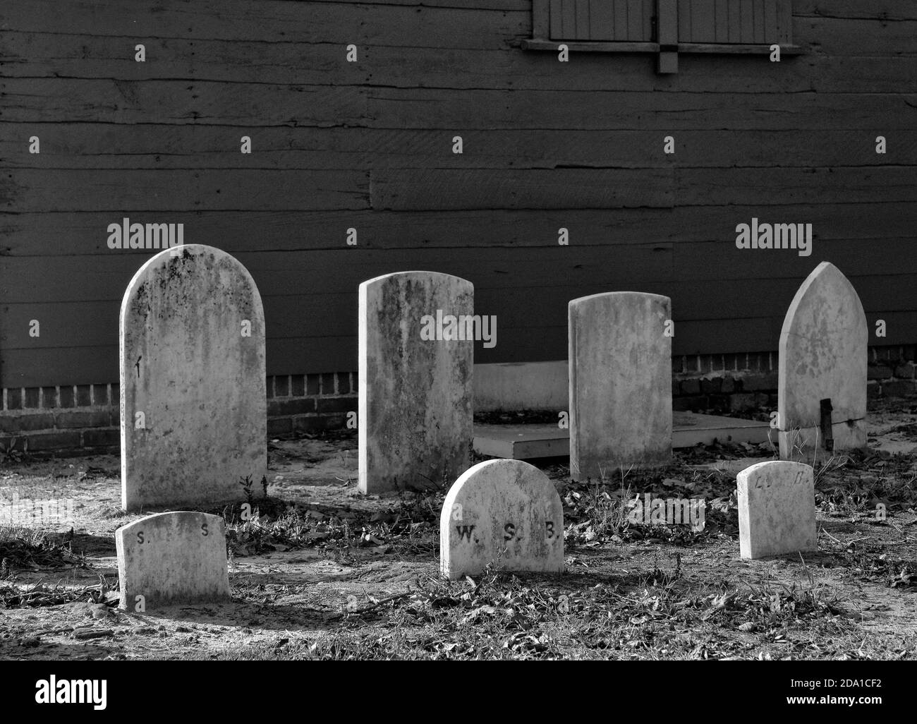 Marqueurs de tombes à l'église de l'ancien Christ, Laurel, DE. Noir et blanc. Banque D'Images