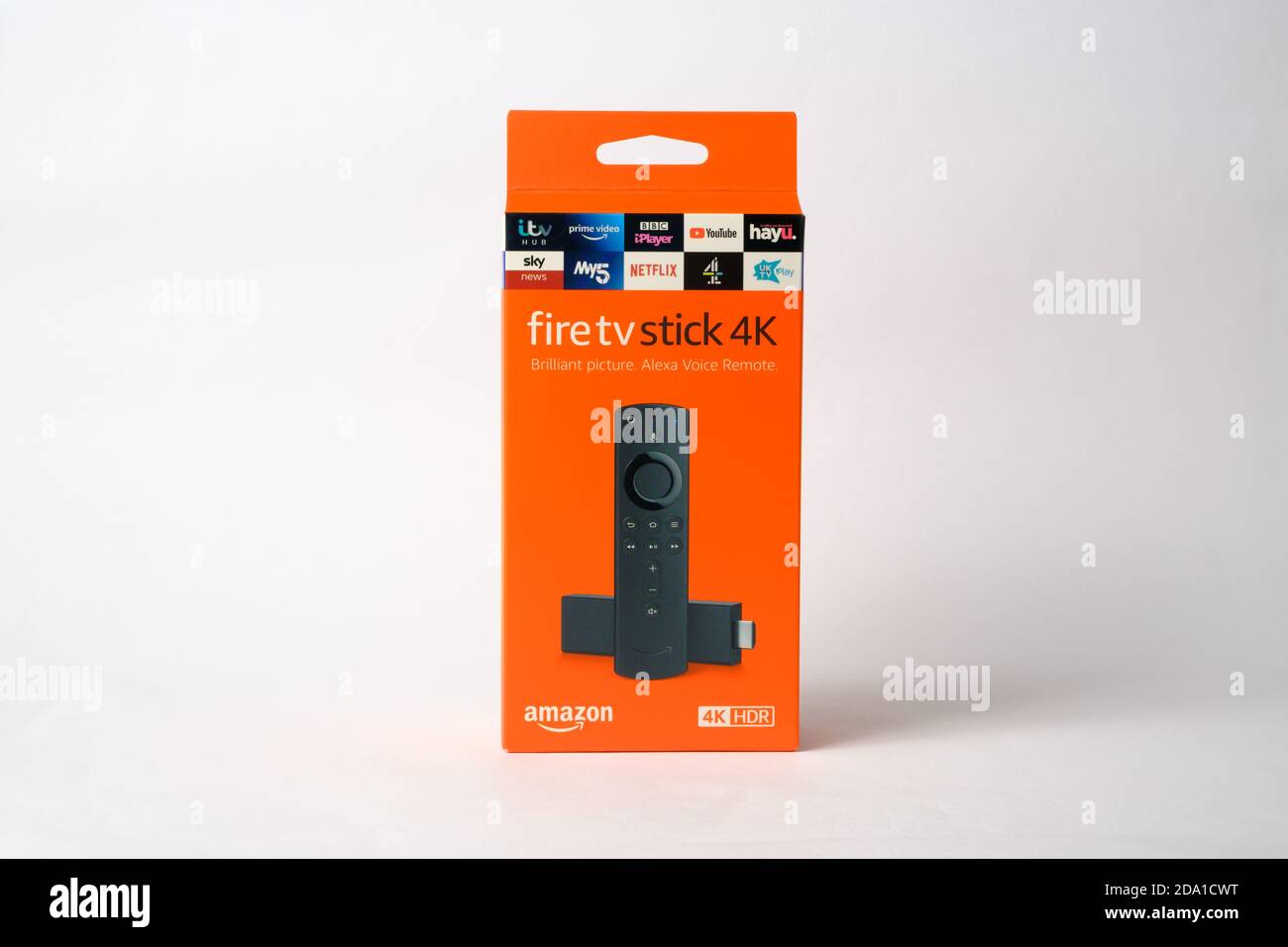 Stafford / Royaume-Uni - novembre 8 2020: Amazon Fire TV Stick 4K Ultra HD avec Alexa Voice Remote. Produit photographié isolé sur blanc. Banque D'Images