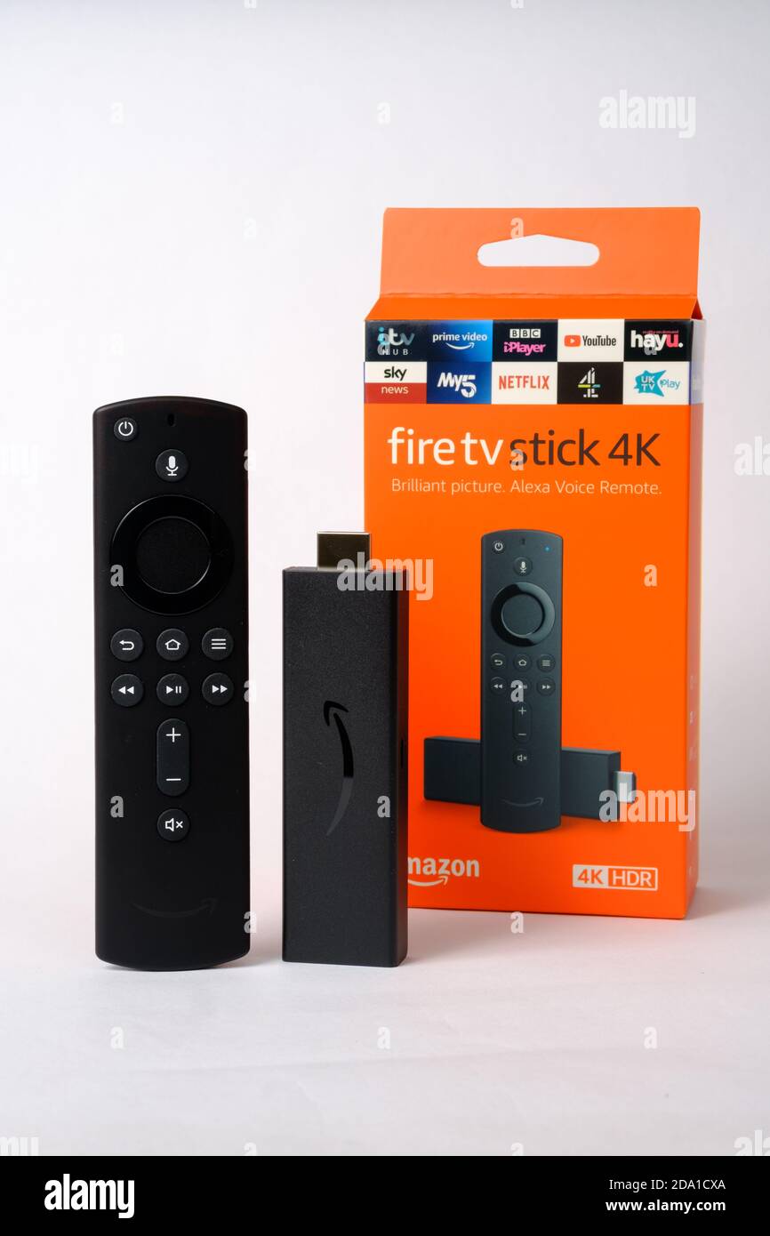 Stafford / Royaume-Uni - novembre 8 2020: Amazon Fire TV Stick 4K Ultra HD  avec Alexa Voice Remote. Produit photographié isolé sur blanc Photo Stock -  Alamy