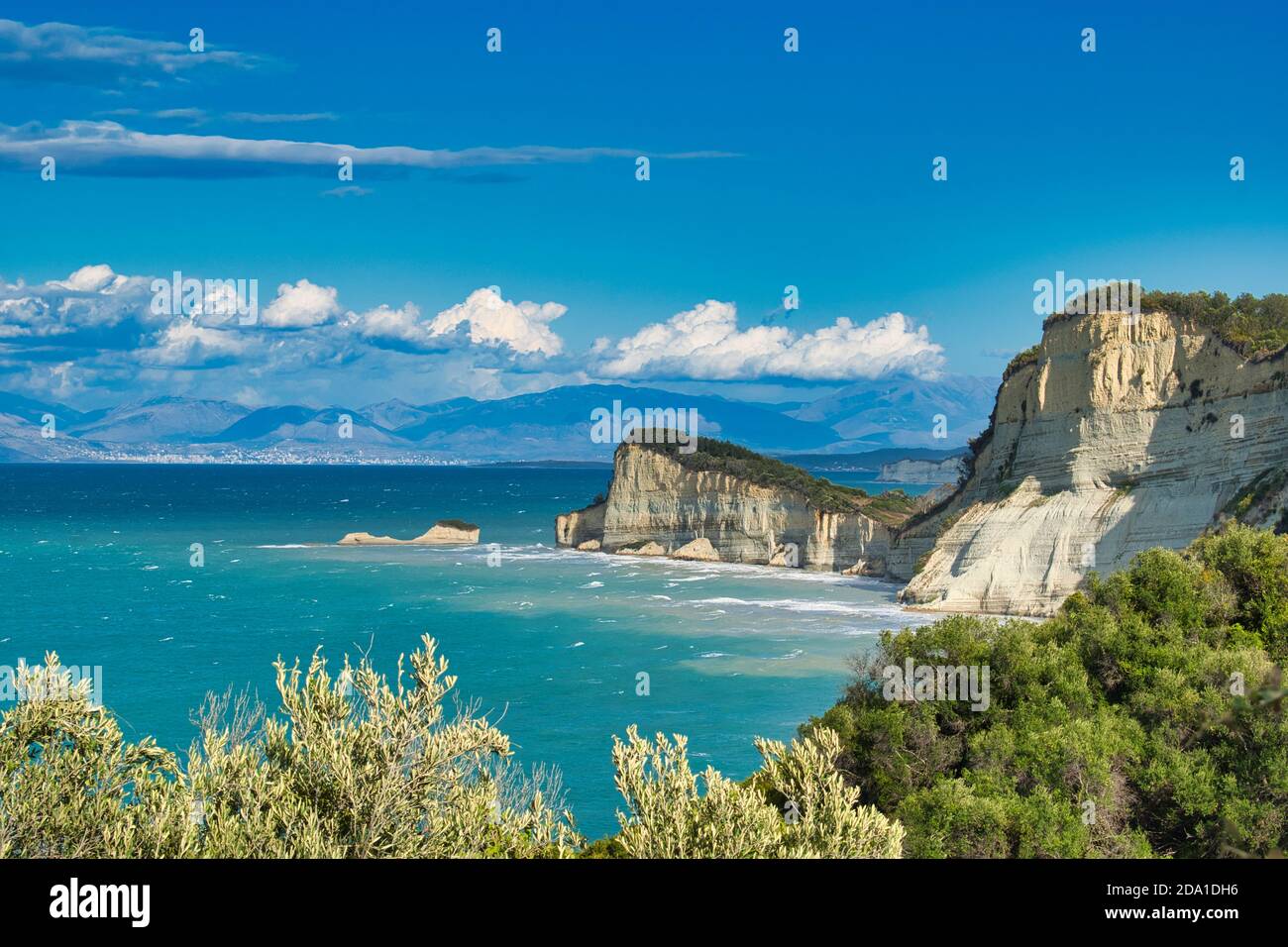 Falaise blanche à Kerkyra Corfou Grèce et mer bleue céleste dans une baie avec sable brun et plage argileuse Banque D'Images