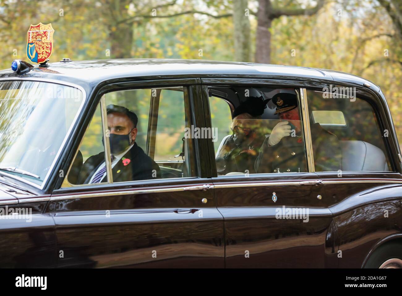 Londres, Royaume-Uni. 08 novembre 2020. Le prince Charles et Camilla, duchesse de Cornwall, de retour du dimanche du souvenir couvrant leur visage. Crédit: Waldemar Sikora Banque D'Images