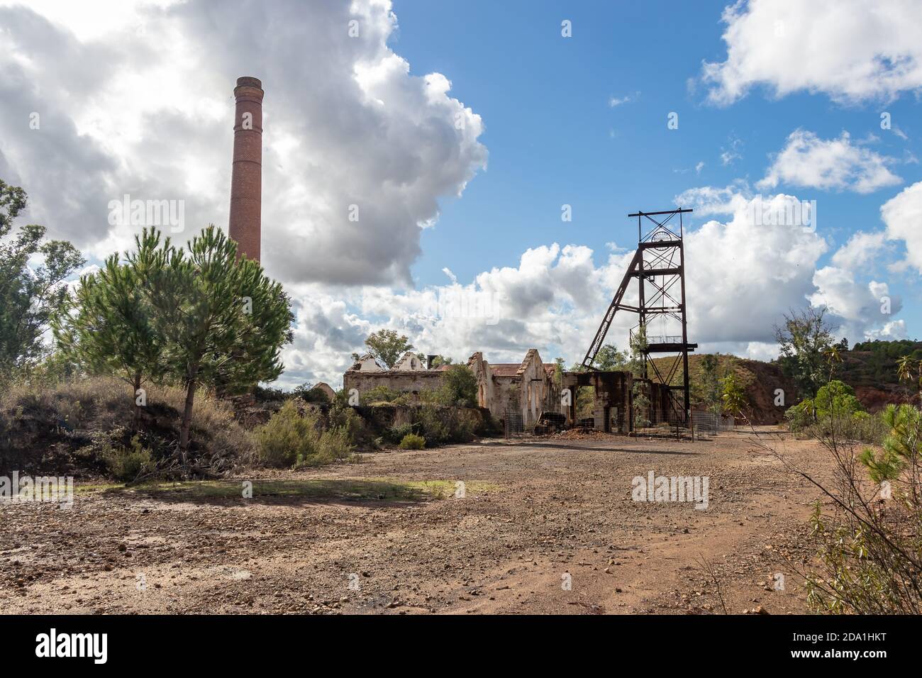 Vestiges d'une mine abandonnée de cuivre, d'or et d'argent dans le village de la Zarza-Perrunal à Huelva, Andalousie, Espagne Banque D'Images