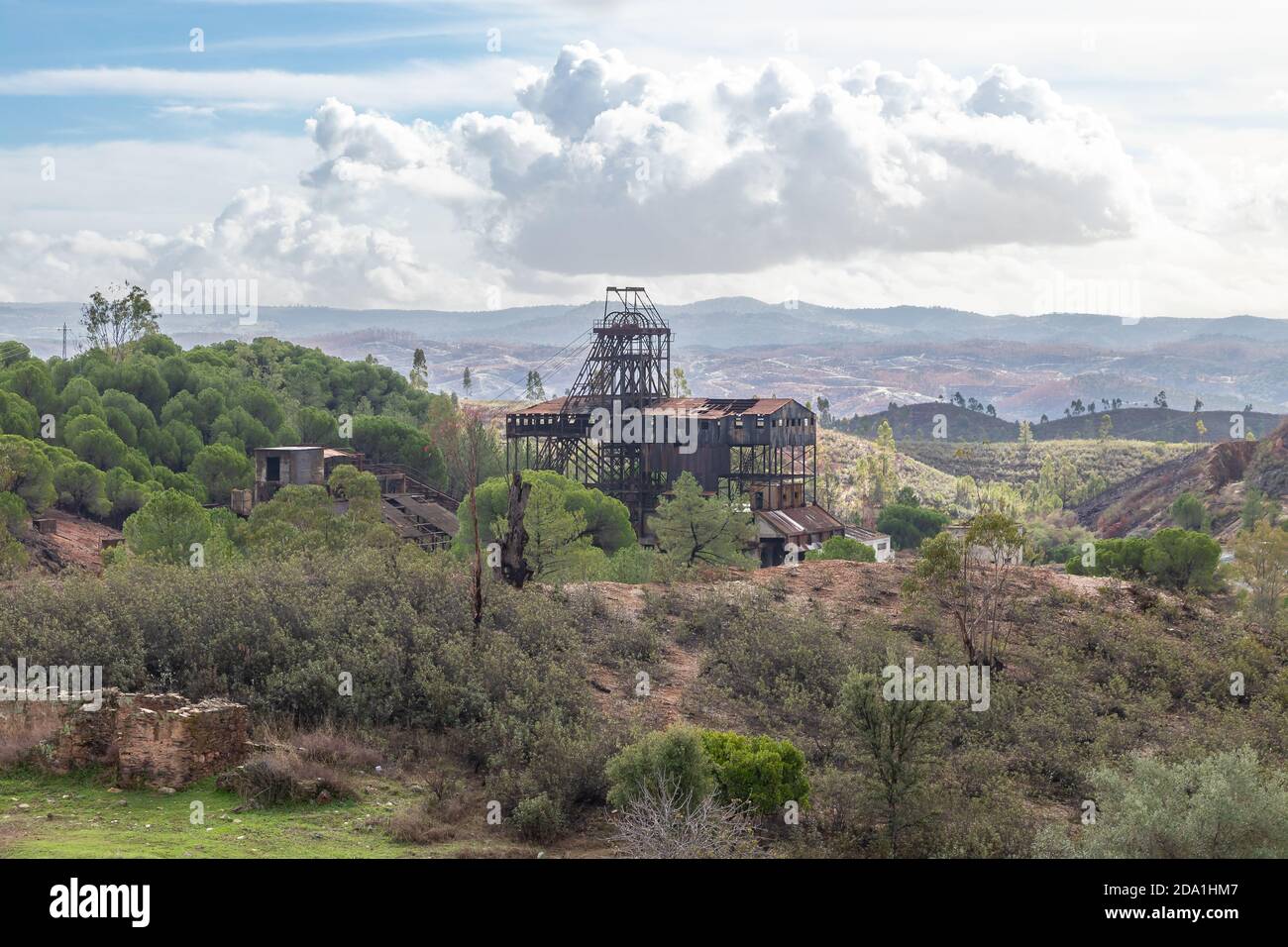 Vestiges d'une mine abandonnée de cuivre, d'or et d'argent dans le village de la Zarza-Perrunal à Huelva, Andalousie, Espagne Banque D'Images