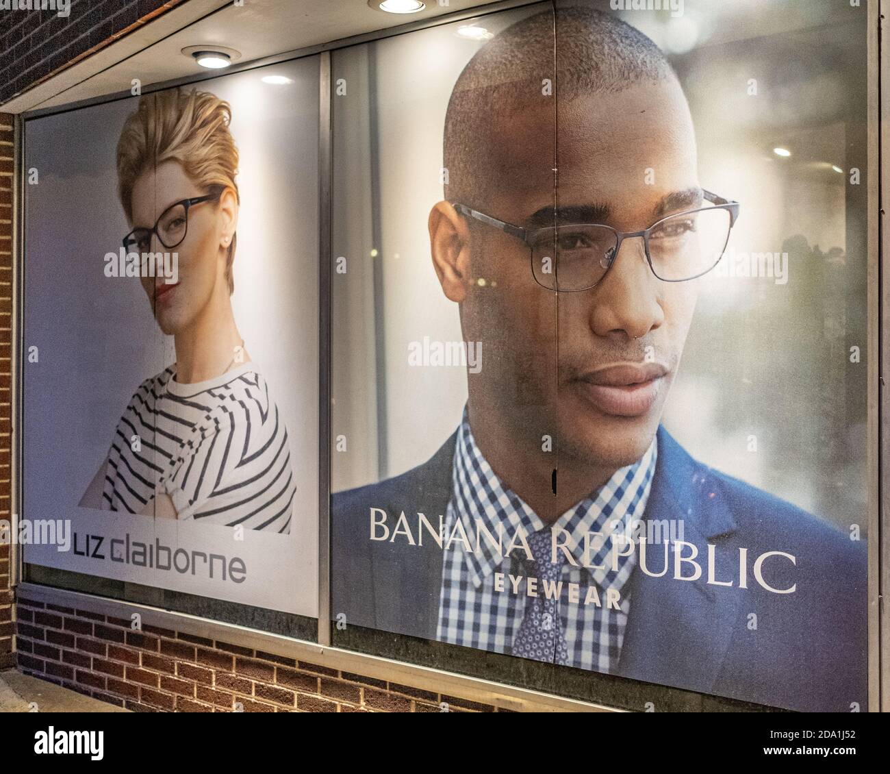Deux faces dans une fenêtre avant du magasin Banque D'Images