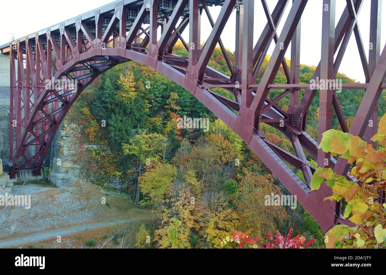 LETCHWORTH STATE PARK, NY –17 OCT 2020- vue sur le site touristique Genesee Arch Bridge dans le parc national de Letchworth à Castille, New York, pendant la saison des feuillages Banque D'Images