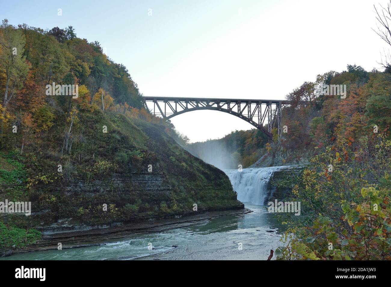 LETCHWORTH STATE PARK, NY –17 OCT 2020- vue sur le site touristique Genesee Arch Bridge dans le parc national de Letchworth à Castille, New York, pendant la saison des feuillages Banque D'Images