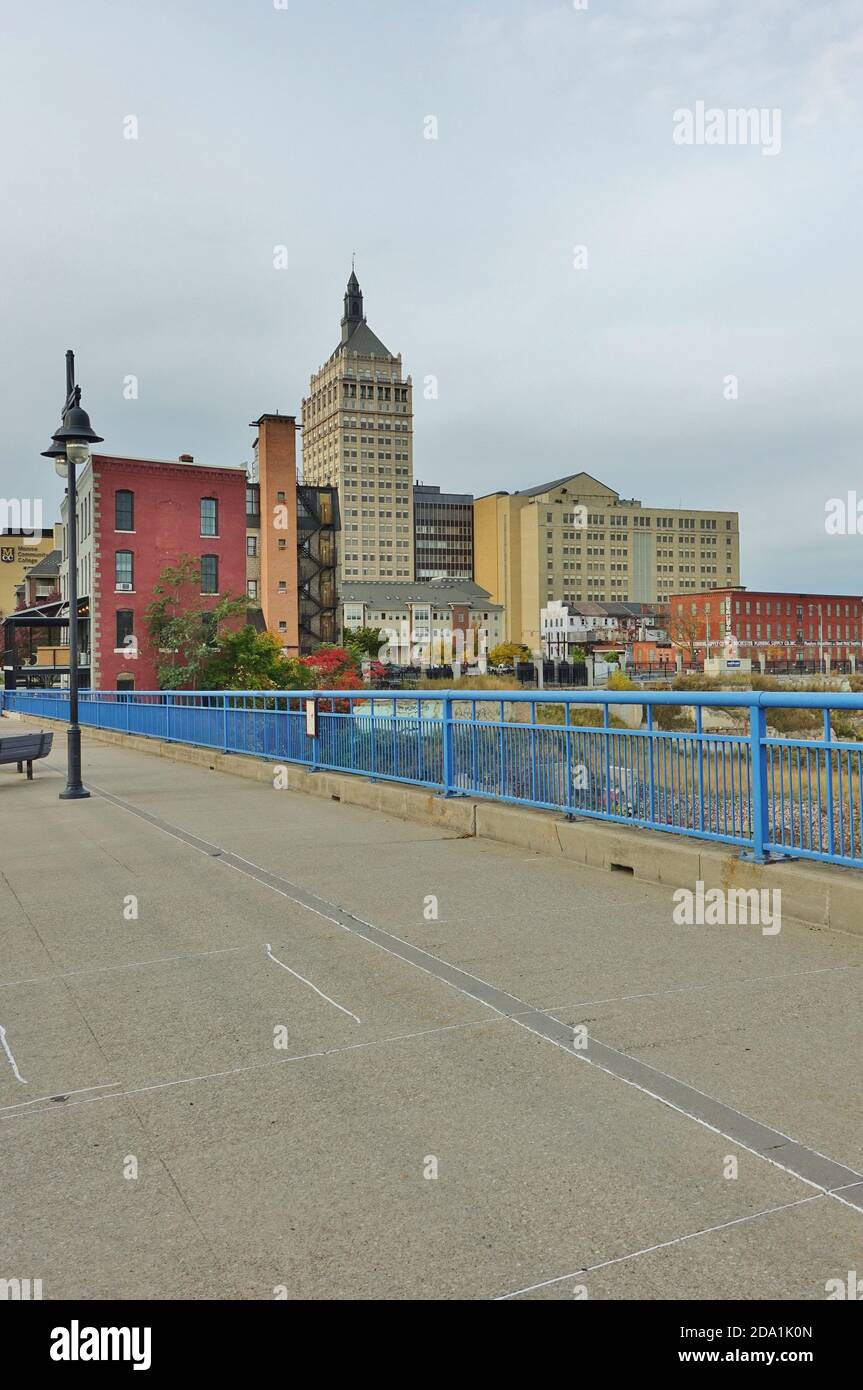 ROCHESTER, NY –17 OCT 2020- vue sur le pont de Rennes au-dessus de la rivière Genesee dans le quartier historique de la course de Brown, dans le centre-ville de roches Banque D'Images