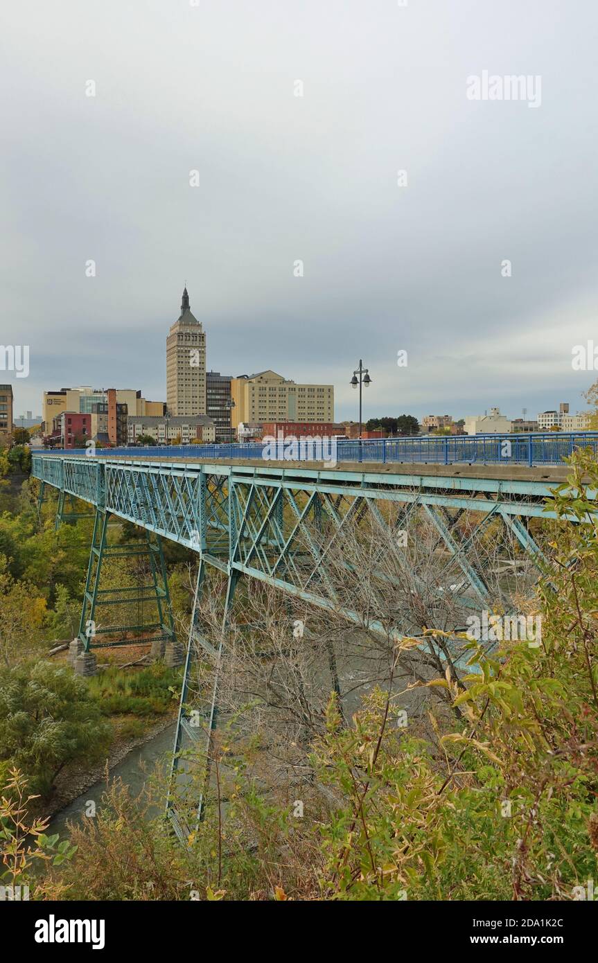 ROCHESTER, NY –17 OCT 2020- vue sur le pont de Rennes au-dessus de la rivière Genesee dans le quartier historique de la course de Brown, dans le centre-ville de roches Banque D'Images