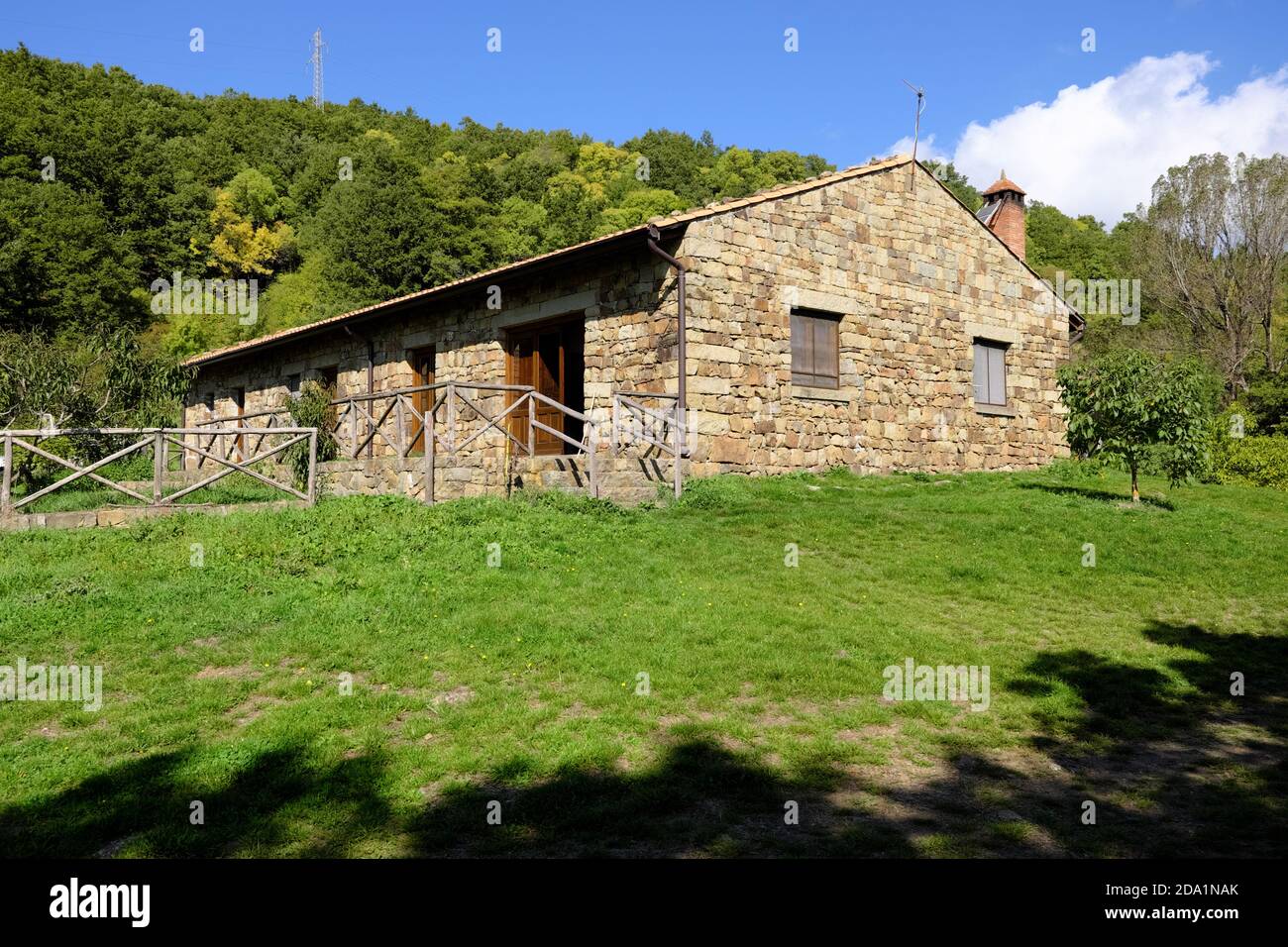 Refuge en pierre de Donnavita et herbe verte dans le parc Nebrodi, Sicile Banque D'Images