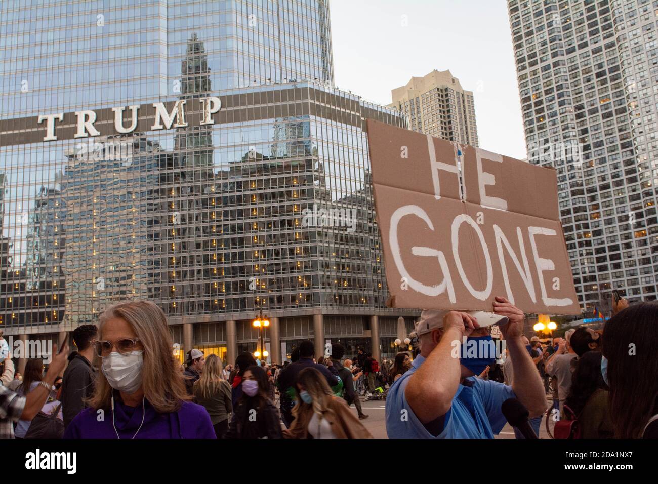 Chicago, Illinois, États-Unis. 7 novembre 2020. Un homme tient un panneau à une célébration spontanée dans le centre-ville de Chicago après la défaite électorale du président américain Donald Trump. Des centaines ont commencé à se rassembler après la défaite de Trump, avec des caravanes qui encerclent le centre-ville. Credit: Dominic Gwinn/ZUMA Wire/Alay Live News Banque D'Images