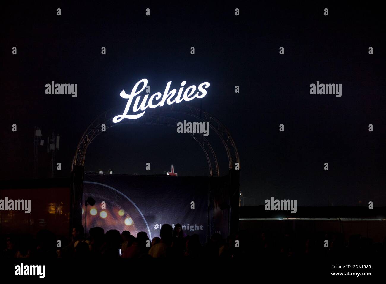 BELGRADE, SERBIE - 17 AOÛT 2019 : Luckies, le nom vintage du logo Lucky Strike devant leur détaillant de belgrade. La chance est une amérique Banque D'Images BELGRADE, SERBIE - 17 AOÛT 2019 : Luckies, le nom vintage du logo Lucky Strike devant leur détaillant de belgrade. La chance est une amérique Banque D'Images
