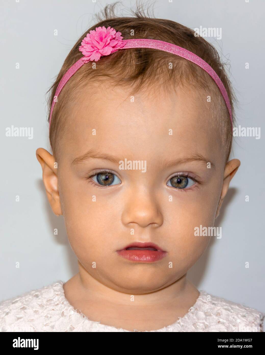 Tres Mignon Petit Portrait De Mois Belle Petite Fille De 1 5 Ans Posant Naturellement L Enfant Porte Une Jolie Robe Rose Et Un Serre Tete Photo Stock Alamy