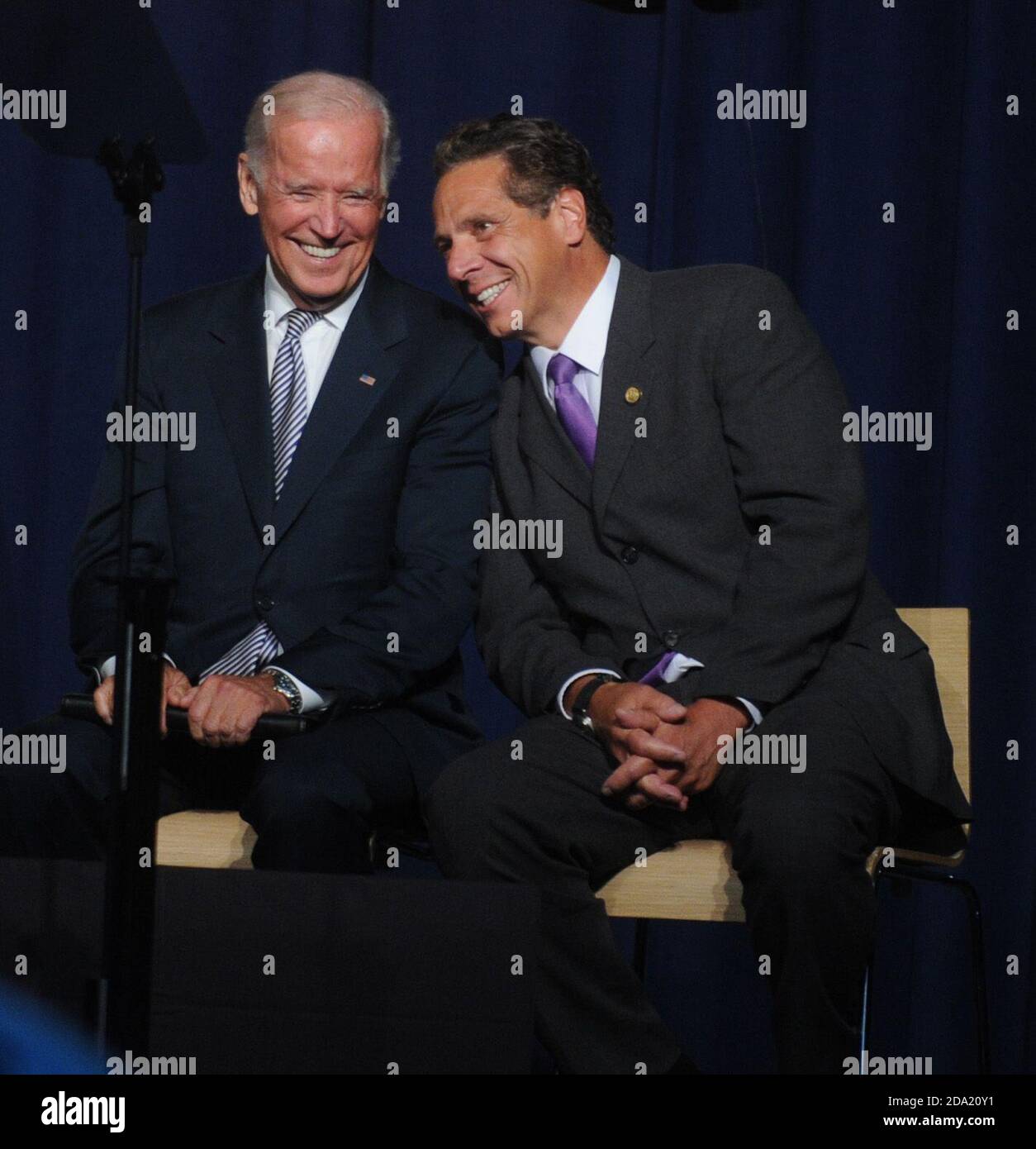 NEW YORK, NY - SEPTEMBRE 10 : le vice-président américain Joe Biden et le gouverneur de New York Andrew Cuomo assistent à une manifestation politique annonçant leur soutien pour augmenter le salaire minimum de l'État de New York à 15 $ l'heure le 10 septembre 2015 à New York. Le vice-président américain Joe Biden a également déclaré qu'il aimerait que le salaire minimum fédéral passe à 12 $ l'heure. Personnes: Vice-président Joe Biden, gouverneur de New York Andrew Cuomo crédit: hoo-me.com/MediaPunch Banque D'Images