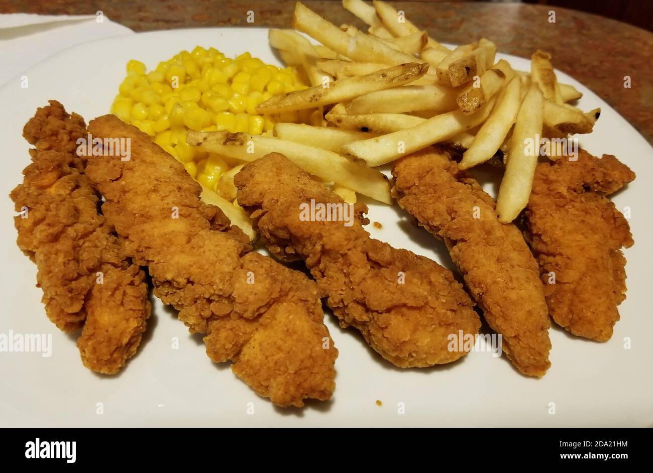 Lanières de poulet frites sur une assiette Banque D'Images