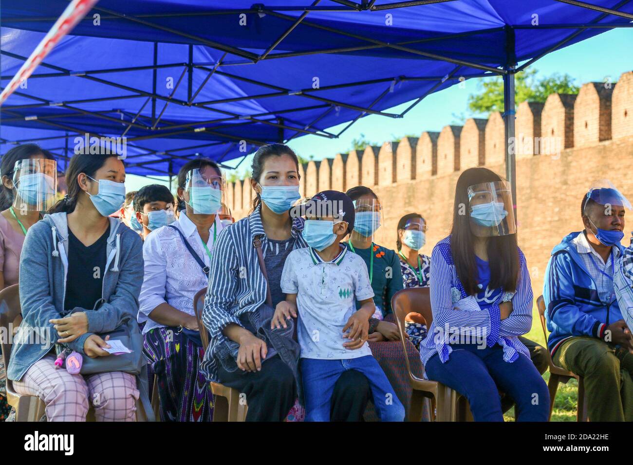 Les citoyens du Myanmar se sont rendus aux urnes pour voter lors de la deuxième élection démocratique depuis la fin du régime militaire, la Ligue nationale pour la démocratie (NLD) Aung San Suu Kyi s’attendait à remporter les élections. Banque D'Images