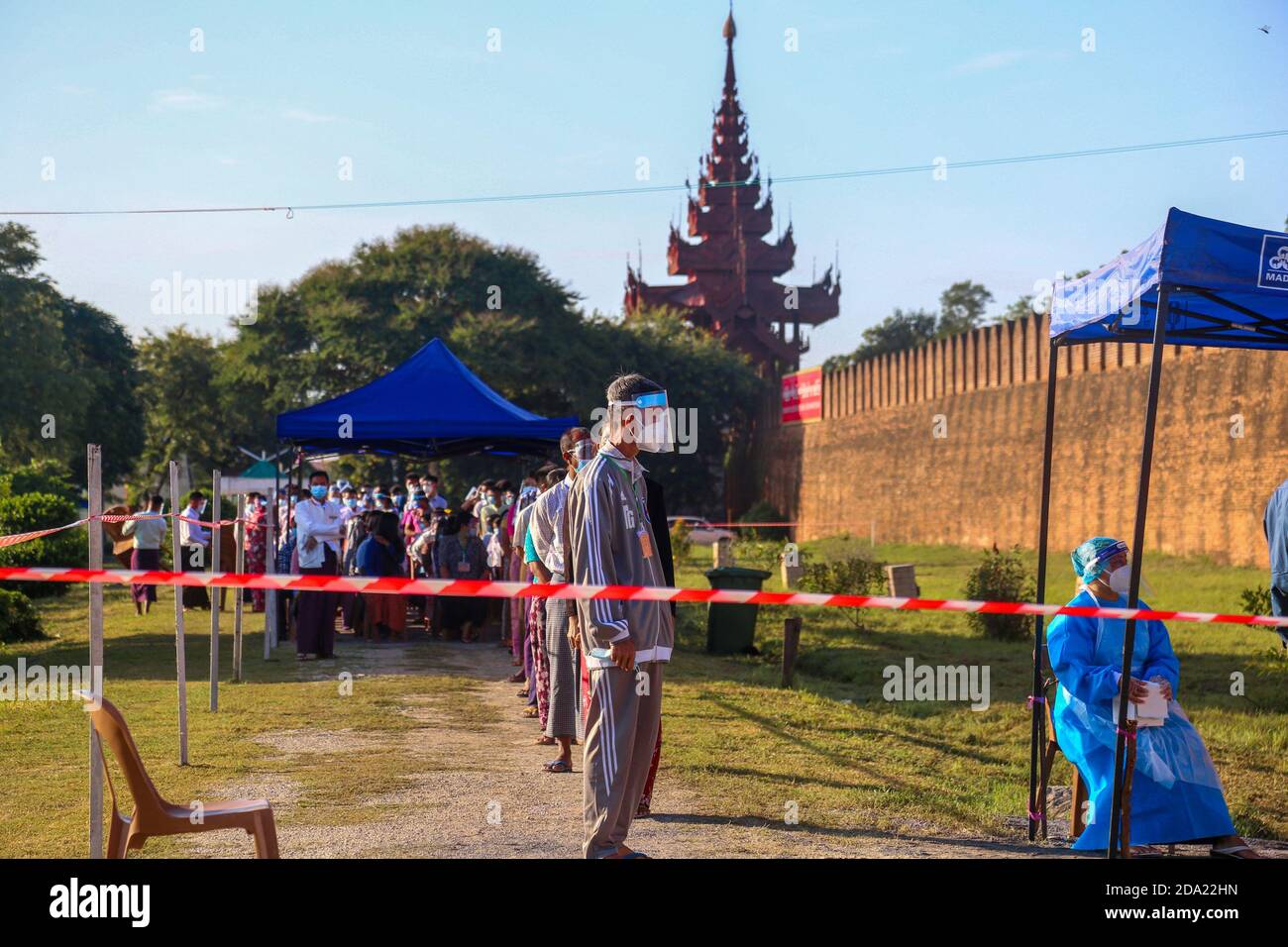 Les citoyens du Myanmar se sont rendus aux urnes pour voter lors de la deuxième élection démocratique depuis la fin du régime militaire, la Ligue nationale pour la démocratie (NLD) Aung San Suu Kyi s’attendait à remporter les élections. Banque D'Images