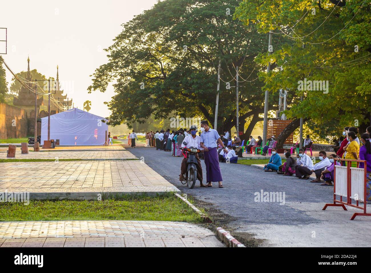 Les membres de la famille militaire portant des masques faciaux attendent devant le bureau de vote militaire pour voter.les citoyens du Myanmar ont voté lors de la deuxième élection démocratique depuis la fin du régime militaire, la Ligue nationale pour la démocratie (NLD) Aung San Suu Kyi devant remporter l'élection. Banque D'Images
