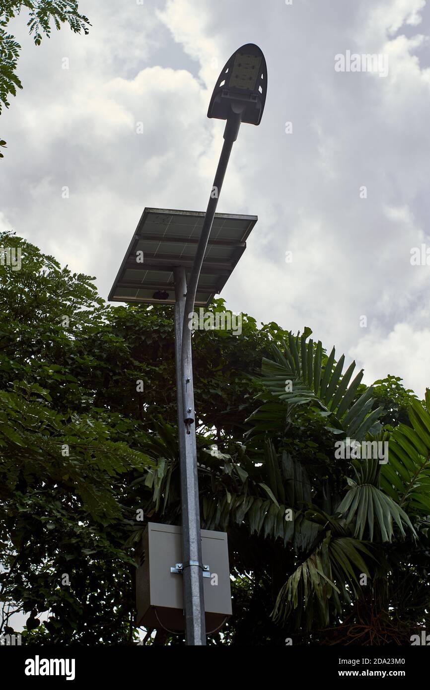 Vue sur l'unique de Solar Street Light sur le parc. Banque D'Images