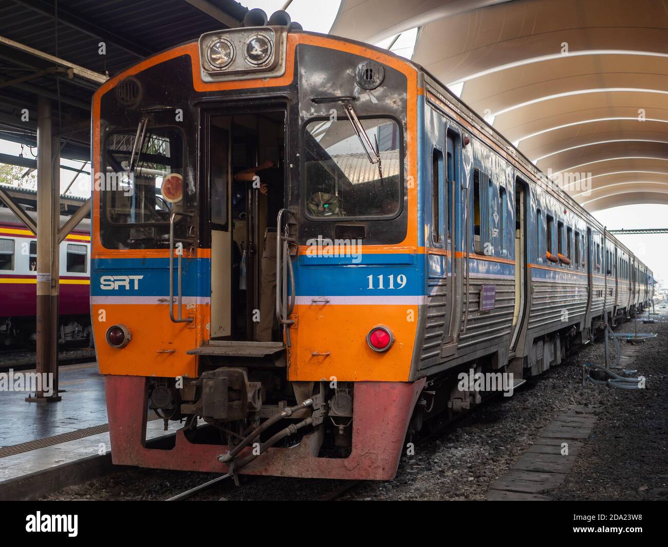 Train régional prêt pour le départ à la gare de Hua Lamphong à Bangkok, Thaïlande. Banque D'Images