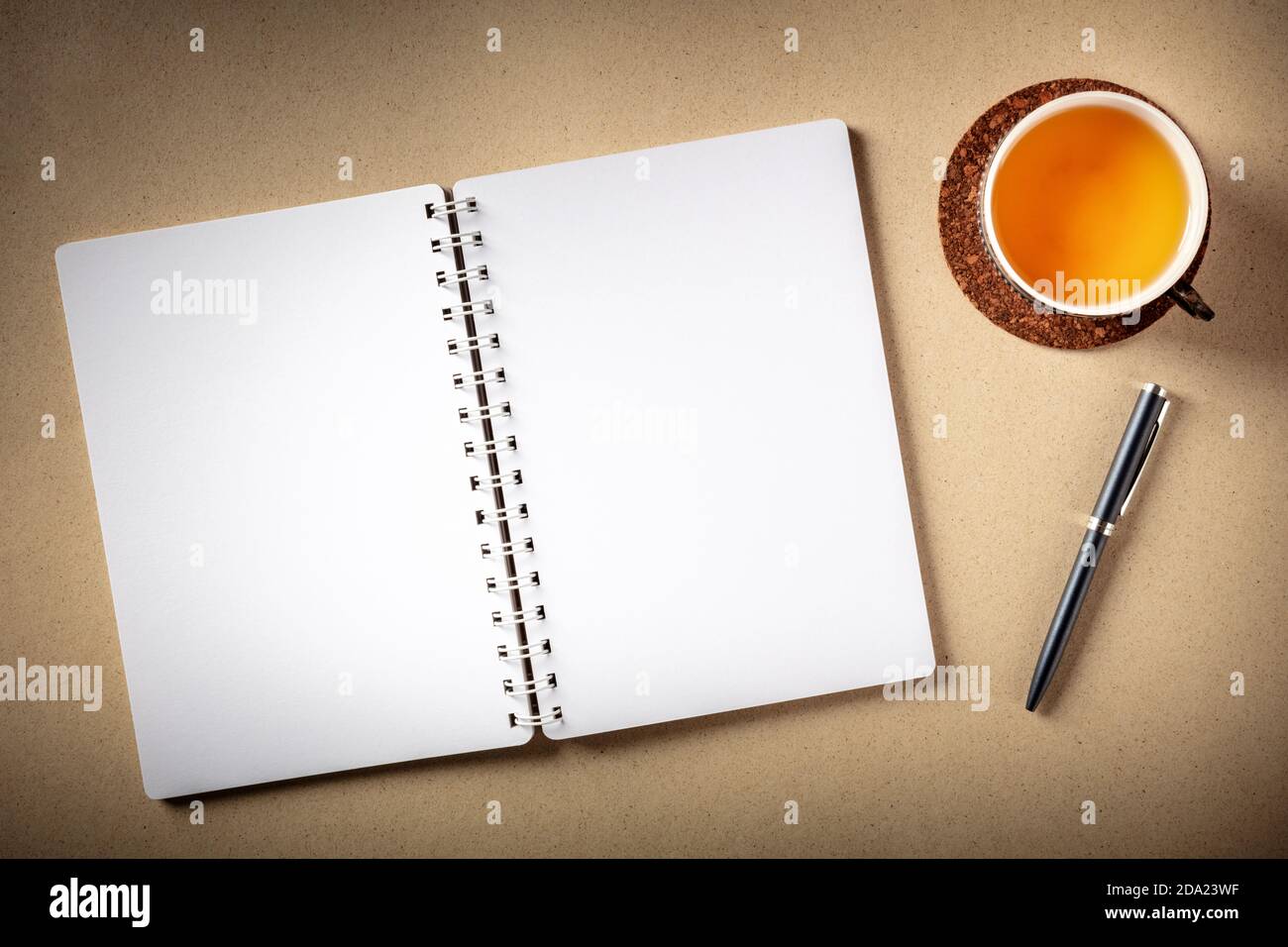 Journal ouvert et une tasse de thé, un plan de dessus de lit plat sur un fond rustique Banque D'Images