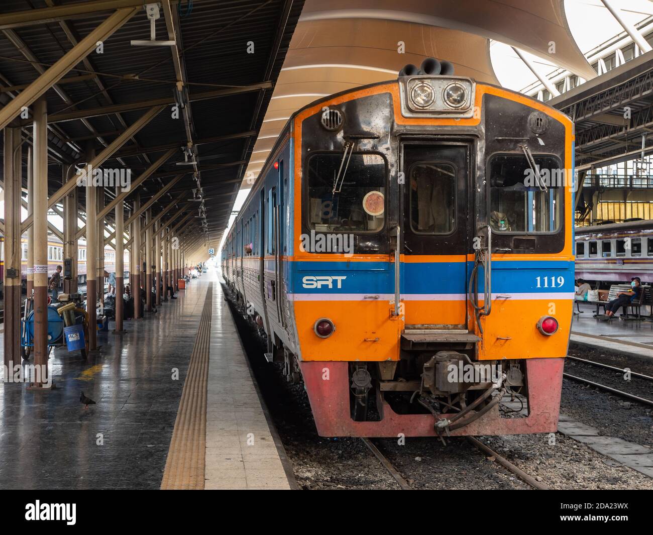 Train régional prêt pour le départ à la gare de Hua Lamphong à Bangkok, Thaïlande. Banque D'Images