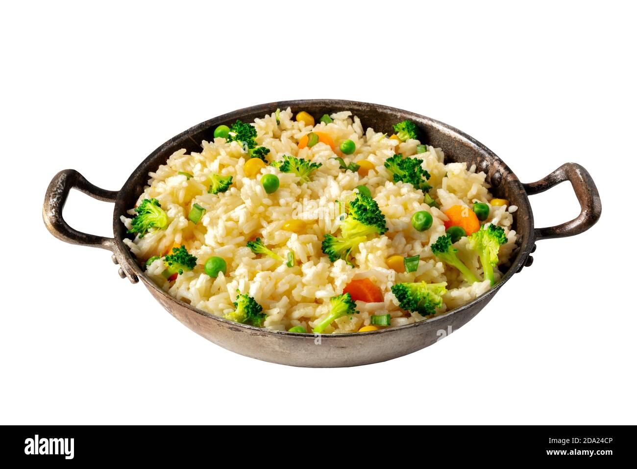 Riz végétal dans une casserole, isolé sur fond blanc avec un chemin de coupure. Brocoli, pois verts, carottes, nourriture biologique, recette simple Banque D'Images