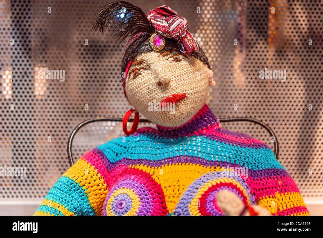 MacKay, Queensland, Australie - décembre 2019 : un personnage en crochet coloré assis sur une chaise dans une vitrine du centre commercial Caneland Banque D'Images