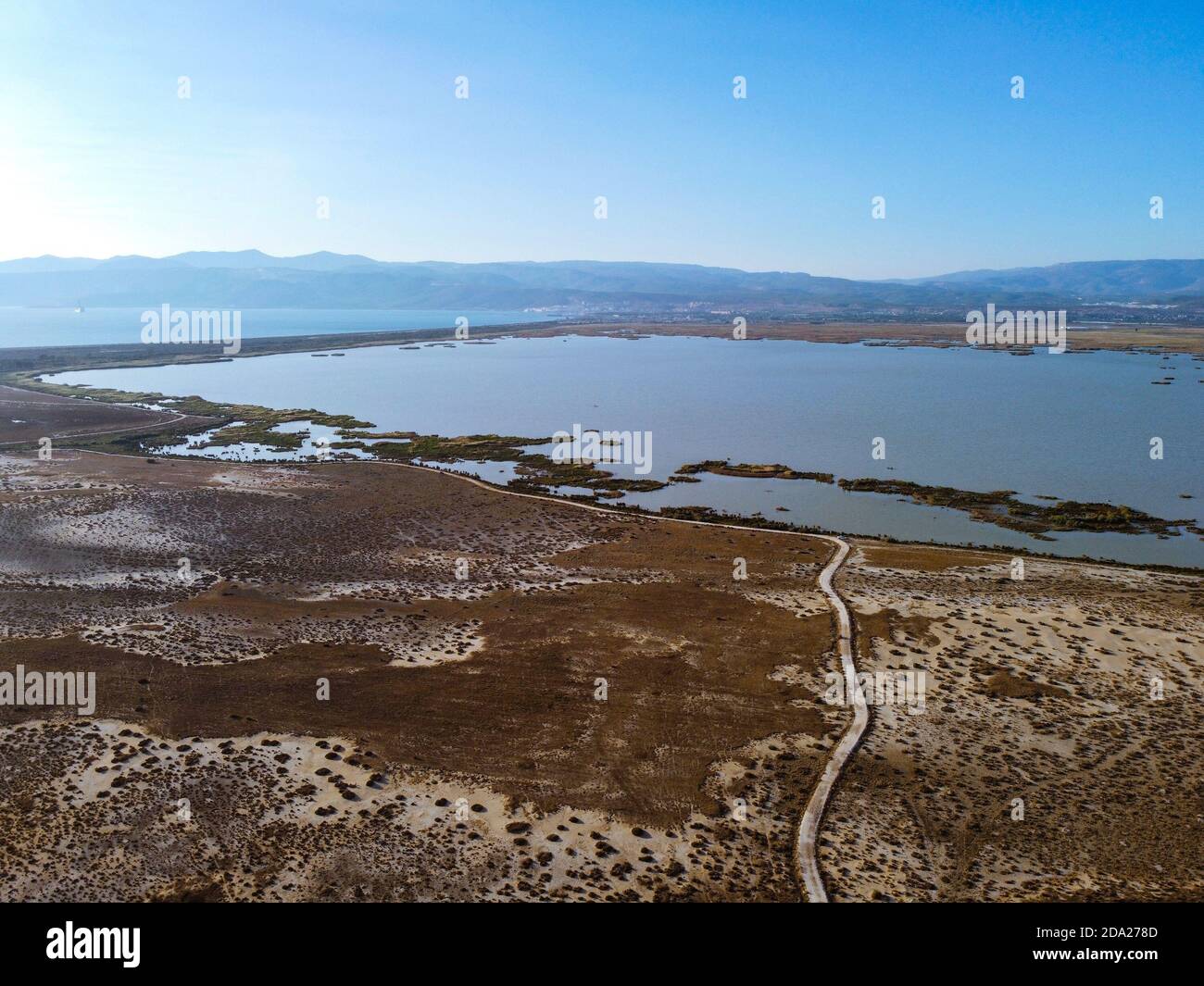 Route de terre entre l'estuaire et la mer.zone inondée d'eau à Goksu delta de la rivière, Turquie Banque D'Images
