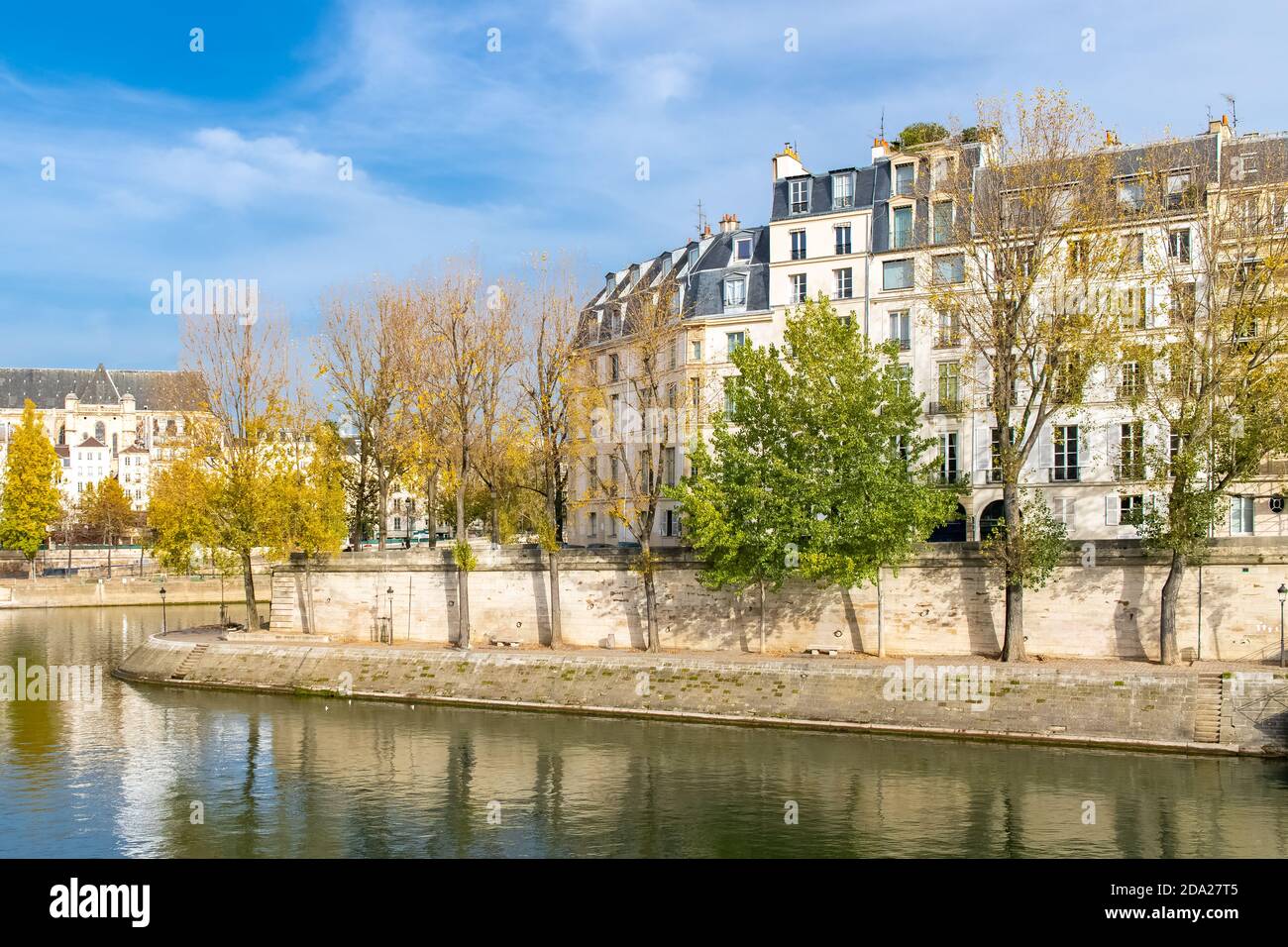 Paris, ile saint-louis et quai de Bourbon, beaux bâtiments anciens, panorama Banque D'Images