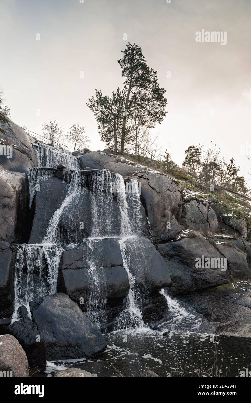 Photo de paysage vertical avec chute d'eau dans le parc public naturel de Kotka, Finlande Banque D'Images