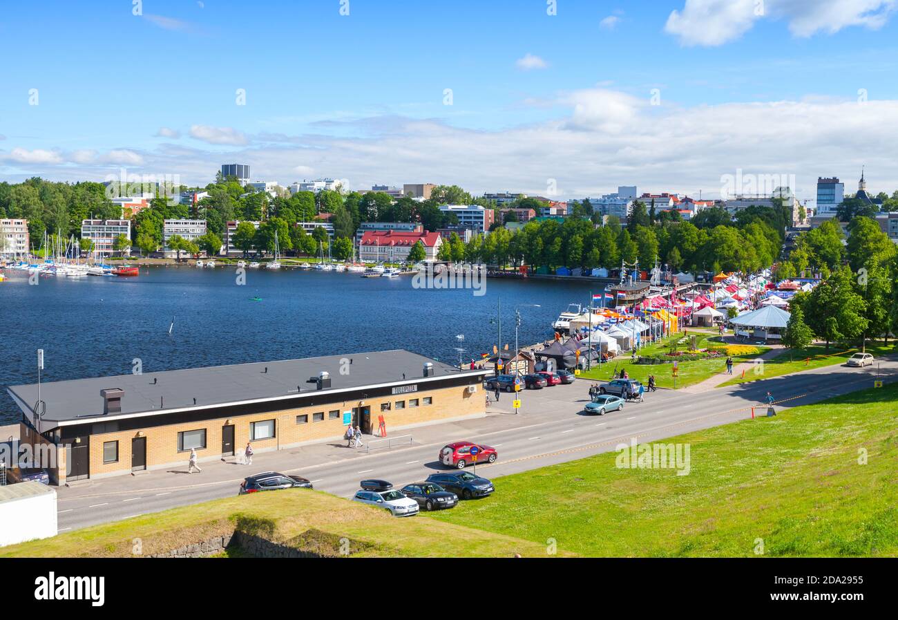 Lappeenranta , Finlande - 1er juillet 2017: Vue sur le port de Lappeenranta au soleil de l'été, les gens ordinaires marchent sur la route côtière Banque D'Images