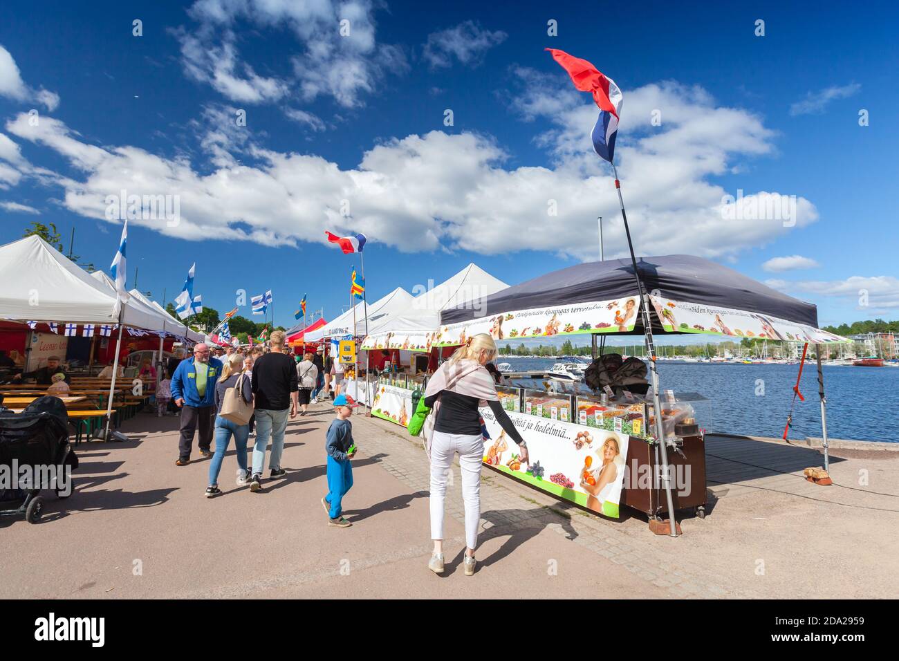 Lappeenranta , Finlande - 1er juillet 2017: Marché du festival Lappeenranta au soleil de l'été, les gens ordinaires marchent dans la rue Banque D'Images