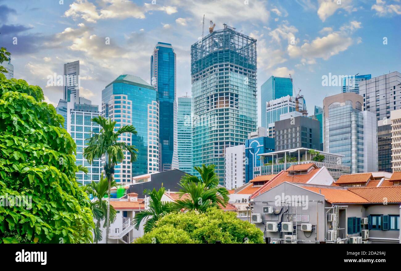 Singapour, Singapour - 12 août 2014. Gratte-ciels modernes dans le quartier des affaires, contrastant avec les plus petits bâtiments résidentiels de Chinatown. Banque D'Images