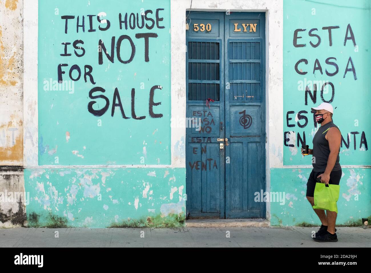 Slogan sur les murs protestant contre la vitrification de la vieille ville de Mérida, Mexique Banque D'Images