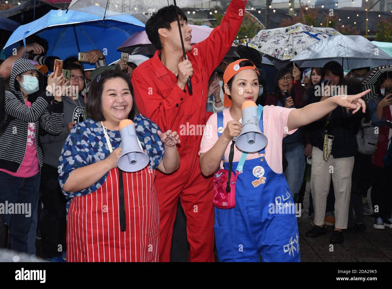 Taipei. 08 novembre 2020. Fandy Fan enregistre des émissions de télévision °la voiture à manger autour de l'île± avec Kuei-Mei Yang, Ming-Shuai Shih et Wen Chen-ling à Penghu, Taiwan, Chine, le 08 novembre 2020.(photo de TPG) crédit: TopPhoto/Alamy Live News Banque D'Images