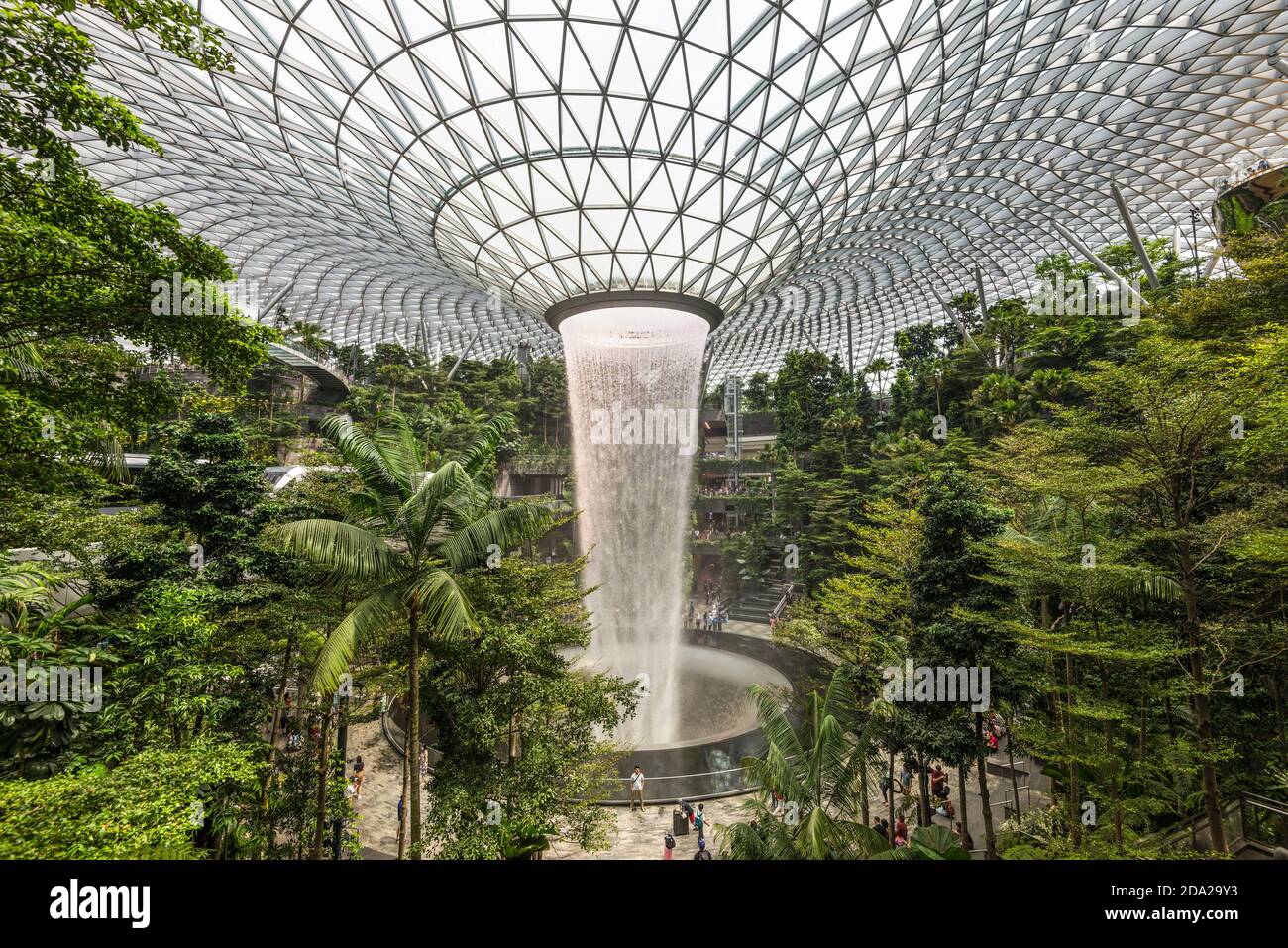 Singapour - 6 décembre 2019 : HSBC Rain Vortex est la plus grande chute d'eau intérieure au monde située à l'intérieur de l'aéroport de Jewal Changi à Singapour. Banque D'Images